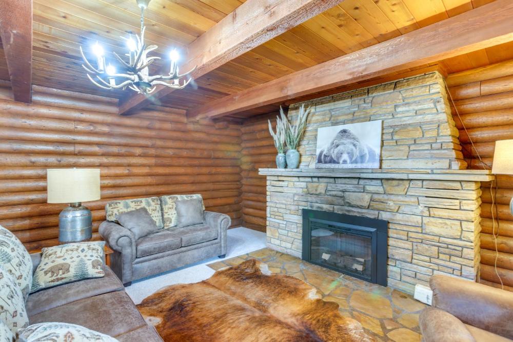 Pet-Friendly Bayfield Cabin with Game Room and Hot Tub